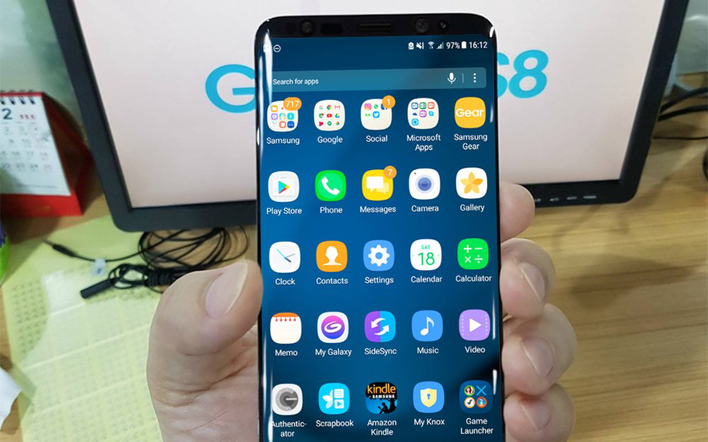 Galaxy-S8-lo-phien-ban-mau-vang-va-trang-dung-canh-nhau_4