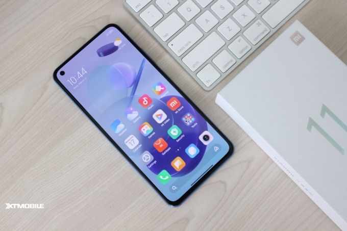 Viền màn hình của Mi 11 Lite không mỏng, nhưng nó lại rất đều