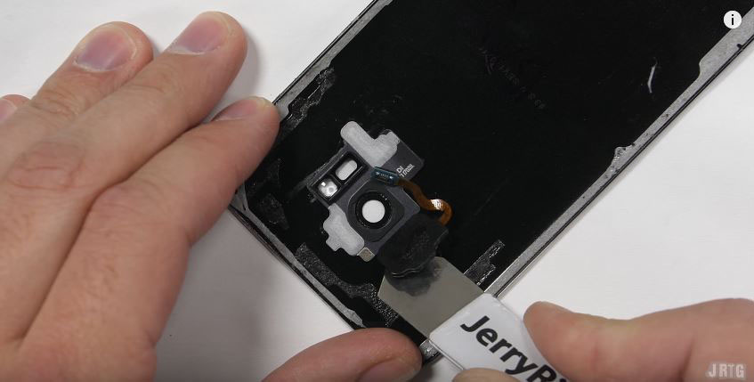 Galaxy-s8-trong-suot-bi-lot-tran-trui_3