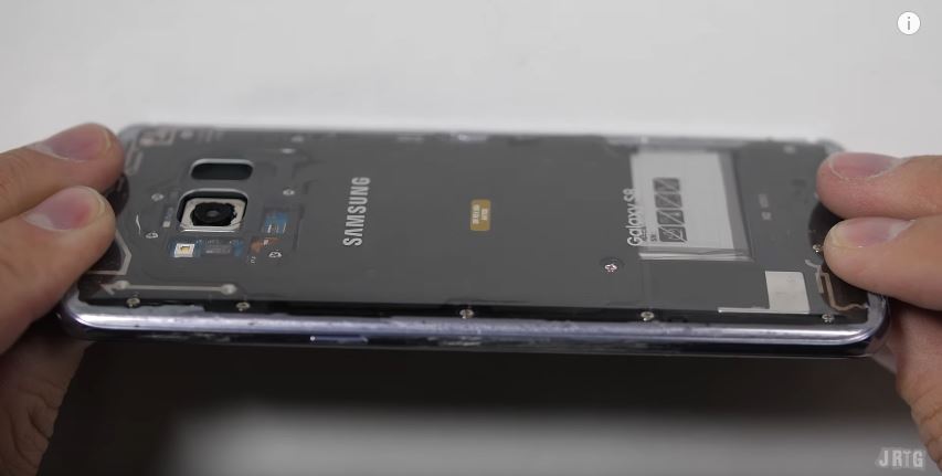 Galaxy-s8-trong-suot-bi-lot-tran-trui_6